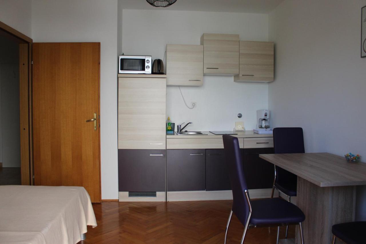 Apartmani Mia Jadranovo Exteriör bild